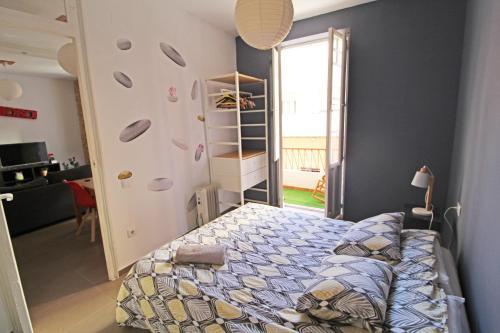 Apartamento Amplio, Luminoso Y C�ntrico. Decoraci�n Cuidada.