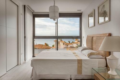 Smart Sea Front Modern Sunny Beach Apartment