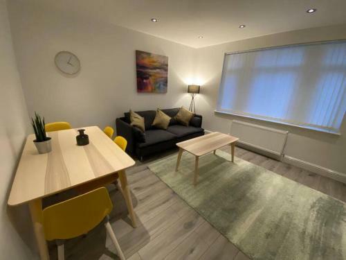 Anchored Paisley Spacious Apartment