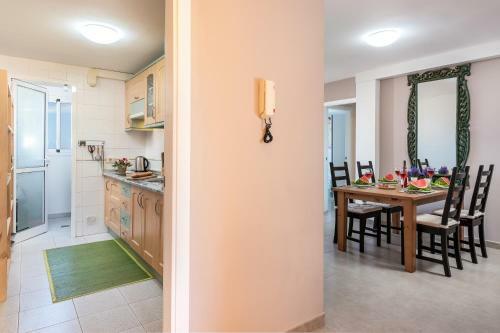 2m Parque La Reina Elegant View Apartment