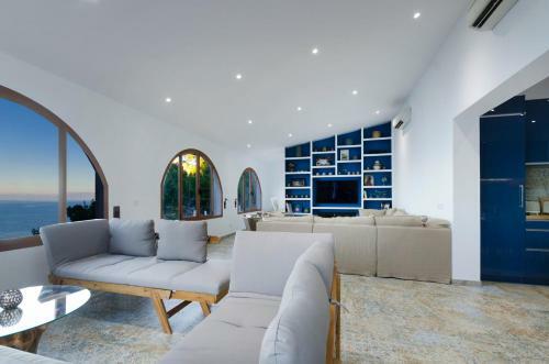 Villa Sea Front House With Astounding Views.