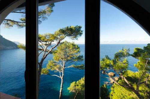 Villa Sea Front House With Astounding Views.