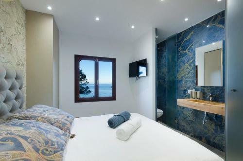 Villa Sea Front House With Astounding Views.