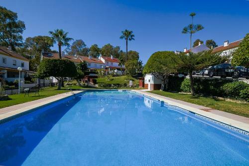 Hostal Torrequebrada Golf & Beach Guesthouse