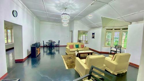 Lodge Forest Heritage Bungalow - Thambiligala