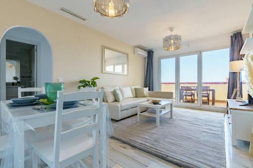 Chic Beachfront Apartment With Sea Views