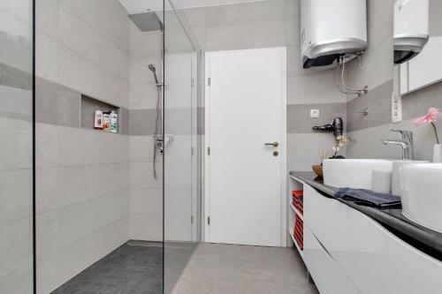 Luxury Apartment Sidro With Beach Parking
