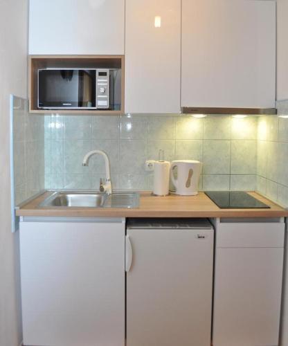Apartments With A Parking Space Makarska - 14667