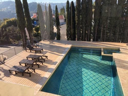 Hollywood Hills Private Room Available