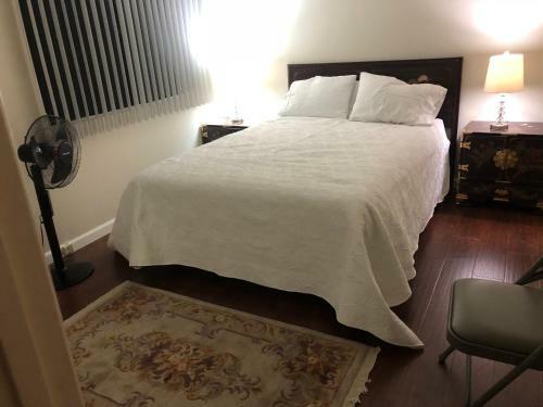 Hollywood Hills Private Room Available