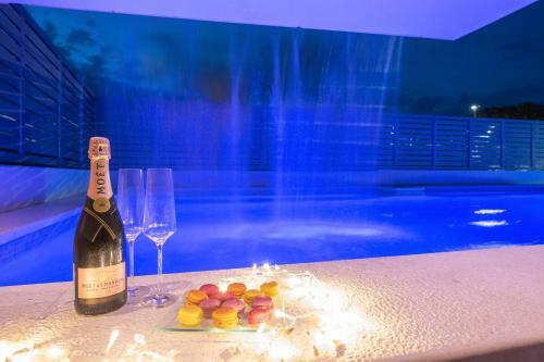 Villa La Mer With Stalactite Cave And Pool Bar