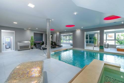 Villa La Mer With Stalactite Cave And Pool Bar