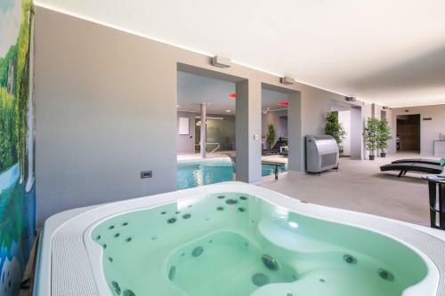 Villa La Mer With Stalactite Cave And Pool Bar