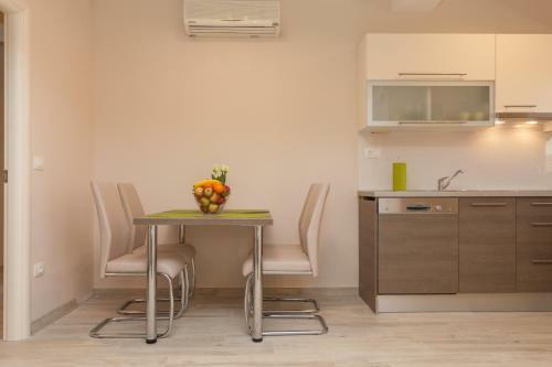 Hostal Apartments Alice