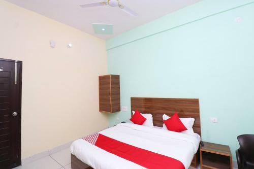 Oyo 29006 Hotel Almond Leaf