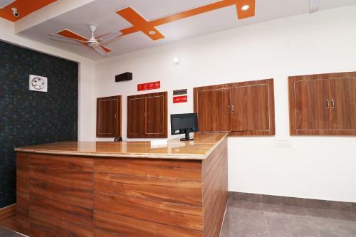 Oyo 29006 Hotel Almond Leaf