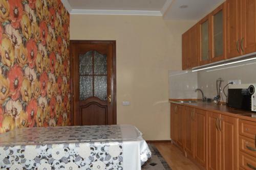Apartment On Toktogula, 93
