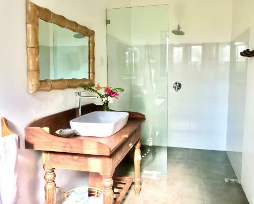 Bed & Breakfast Poya Villa By Sunsessions