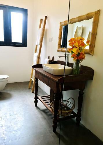 Bed & Breakfast Poya Villa By Sunsessions