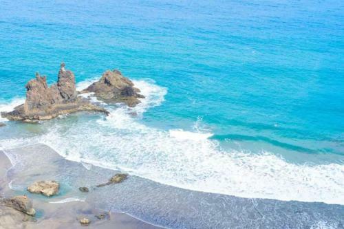 Bright Spacious Apartment, 2 Min Walk From Beach