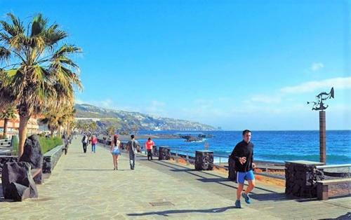 Bright Spacious Apartment, 2 Min Walk From Beach