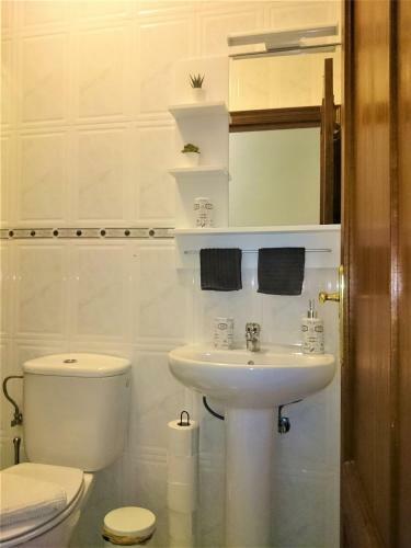 Bright Spacious Apartment, 2 Min Walk From Beach