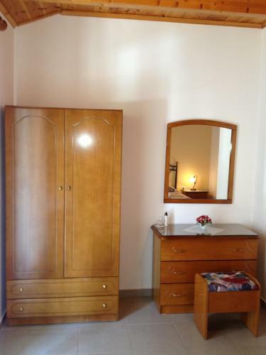 Makis Studios & Apartments