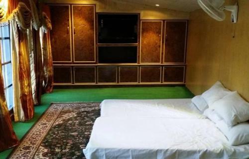 New Honey Moon Hotel & Restaurant