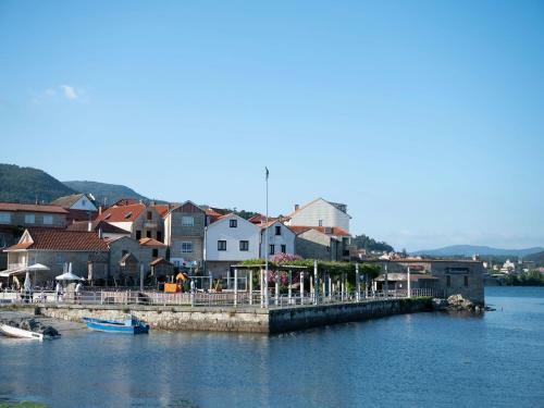 Comfortable Holiday Home In Combarro With Seaviews