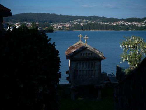 Comfortable Holiday Home In Combarro With Seaviews