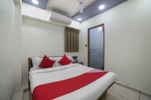 Oyo 66877 Hotel Vm Palace
