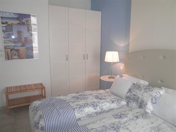 Seafront Studios And Apartments