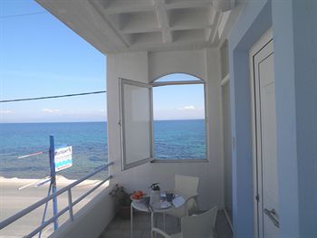 Seafront Studios And Apartments