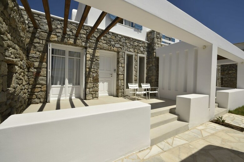 En Lefko Prive Suites Hotel
