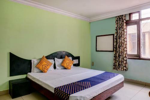 Oyo 30503 Hotel Skylark