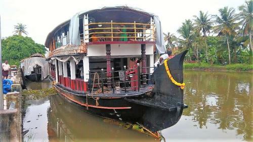 Treemonks Houseboats