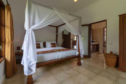 Villa Agus Mas - Serene & Calm Beachfront Villa!