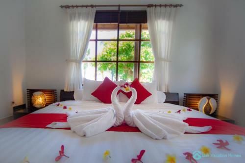 Villa Segara Murti - Stylish Beachfront Villa!