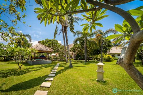 Villa Segara Murti - Stylish Beachfront Villa!