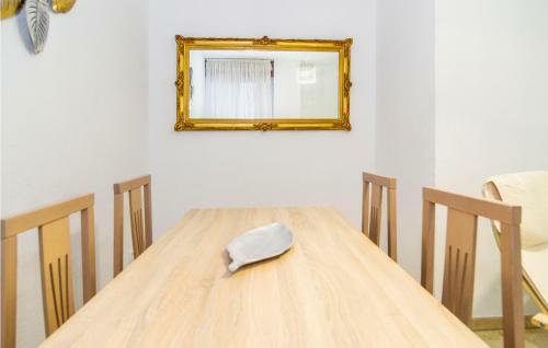 Nice Apartment In C�rdoba With 2 Bedrooms And Wifi