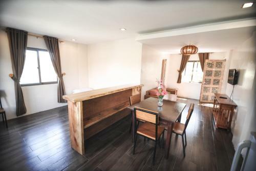Hotel Pine Breeze Cottages