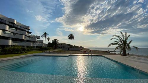 Modern Luxury 3-bed Apartment Front Beach Line