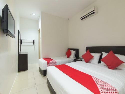 Oyo 44072 Mines Cempaka Hotel