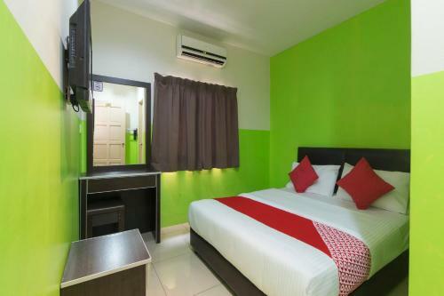 Oyo 44072 Mines Cempaka Hotel