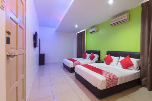 Oyo 44072 Mines Cempaka Hotel