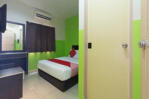 Oyo 44072 Mines Cempaka Hotel