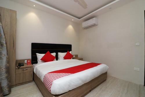 Oyo 82152 Hotel Golden Peak