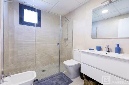Estepona Sunsets - Modern 3-br Beachside Apartment