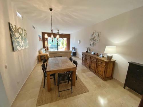 Amazing Holiday Apartment With Tropical Community Pool