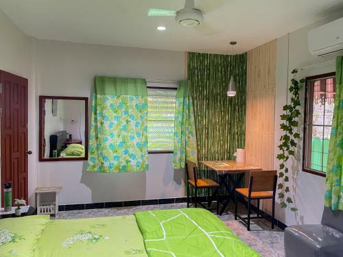 Hostal Studio House Near Tesco & Beach